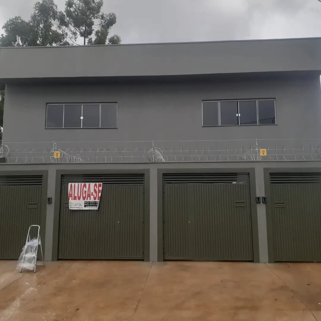 Fachada comercial pintada em tons de cinza