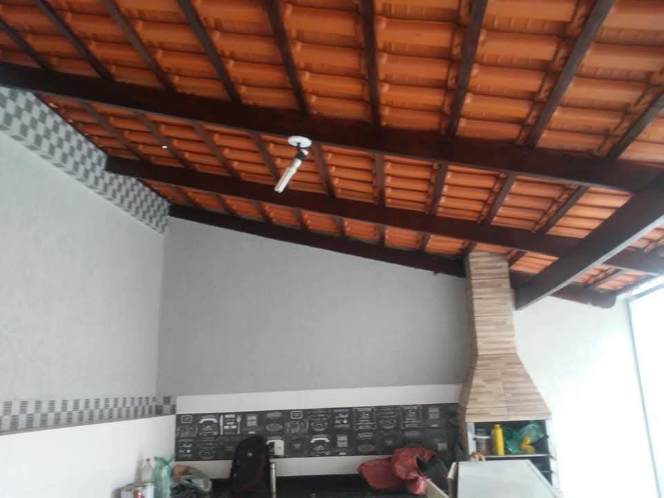 Área gourmet com paredes e estrutura de madeira renovadas