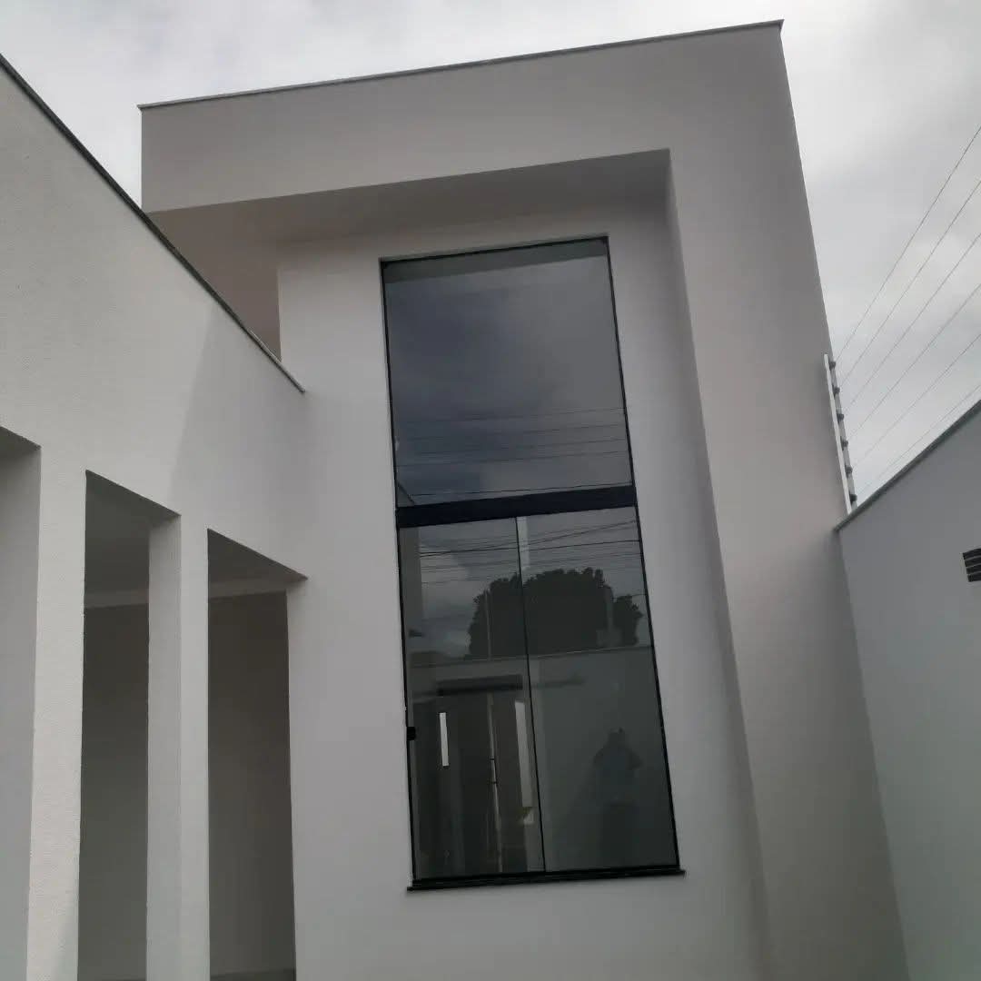 Fachada moderna branca com acabamento uniforme