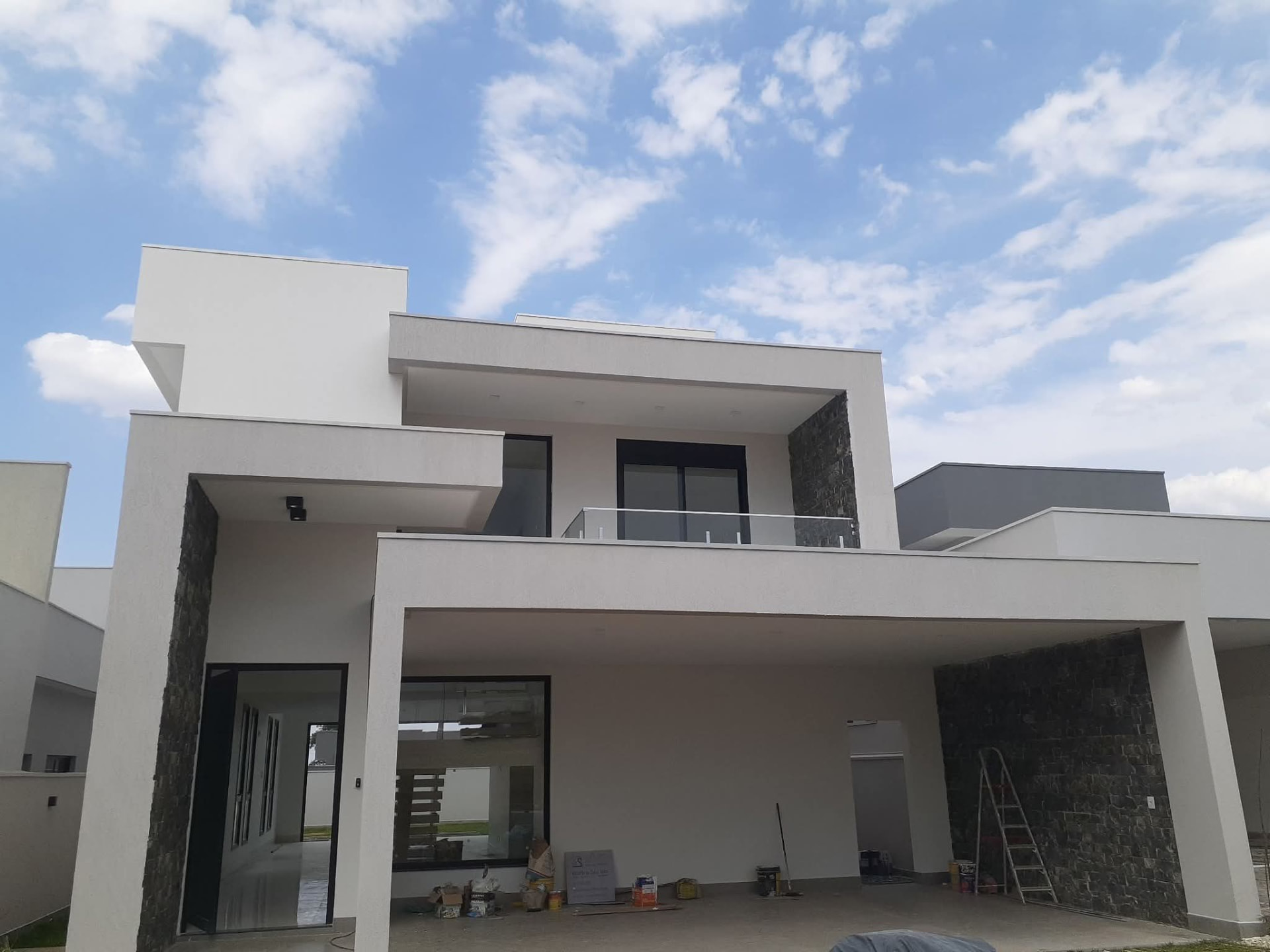Sobrado moderno recém-pintado em tons claros