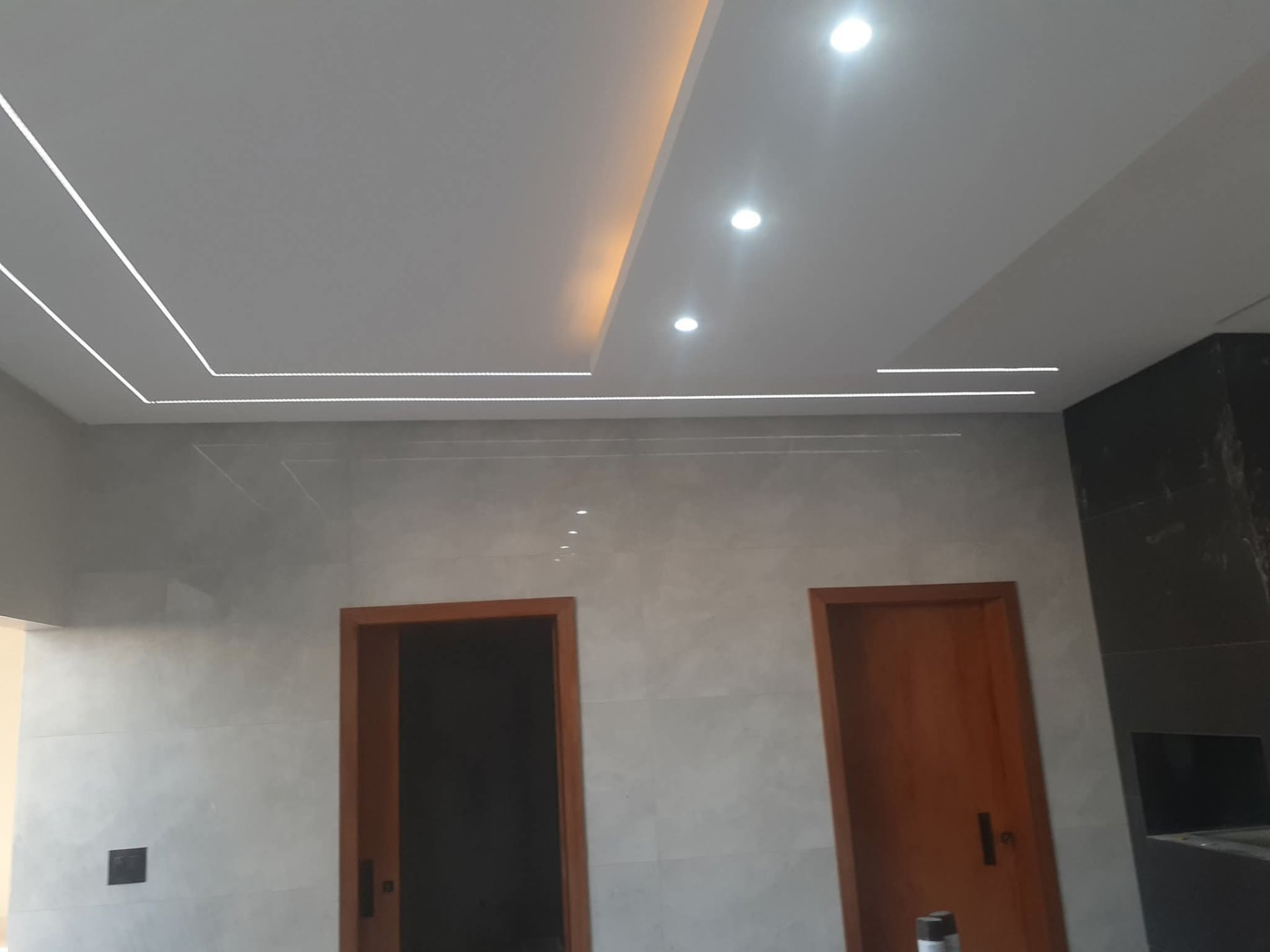 Teto rebaixado com iluminação e acabamento em pintura